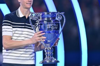 Jannik Sinner avec le trophée de no 1 KEYSTONE/EPA/ALESSANDRO DI MARCO